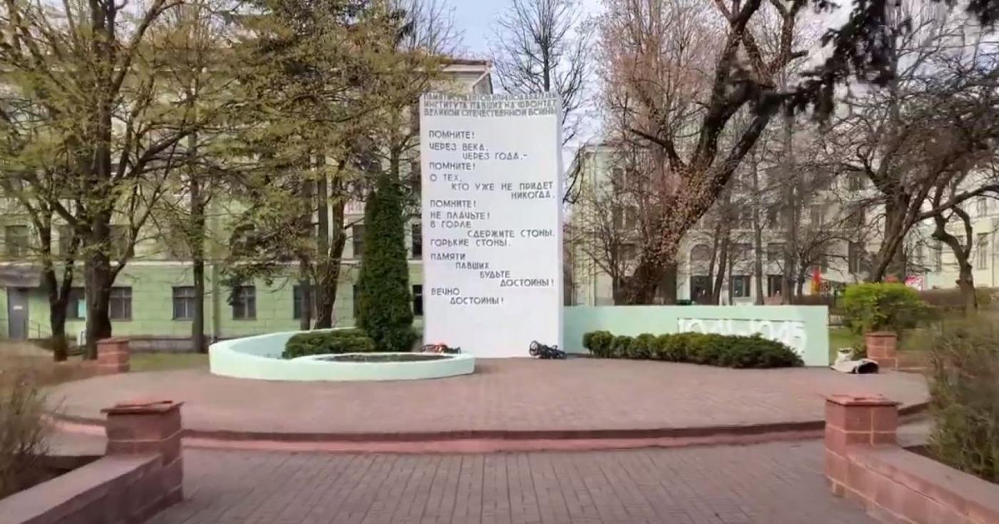 Студенты факультета горного дела и инженерной экологии читают стихи ко Дню Победы